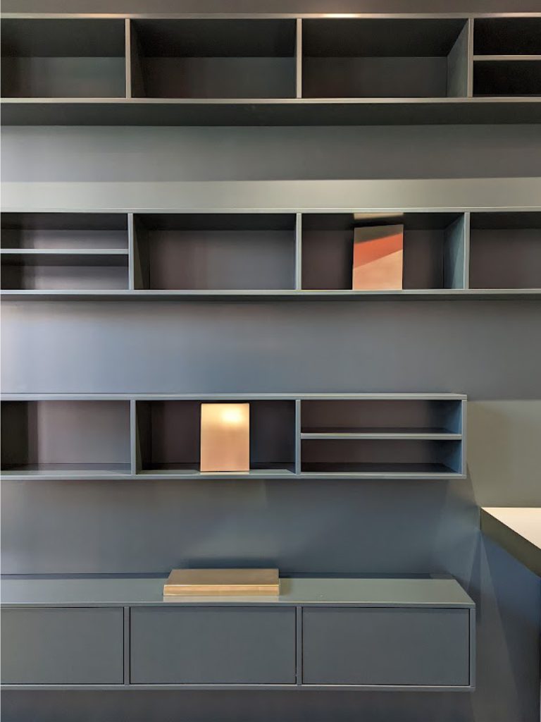 Buchhandlung display messing regal