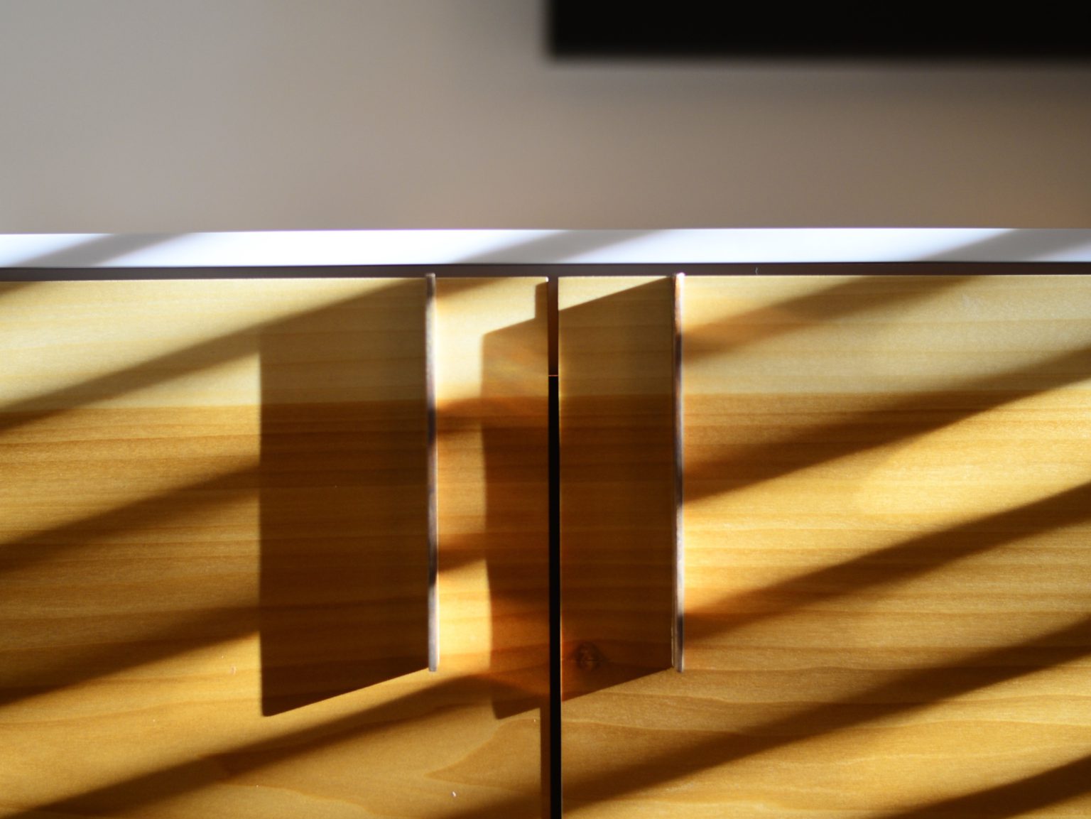 Sideboard maserung bronze griff